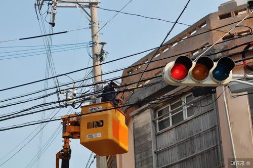 電力電纜的內(nèi)屏蔽層與外屏蔽層各在什么部位?采用什么材料?有何作用?